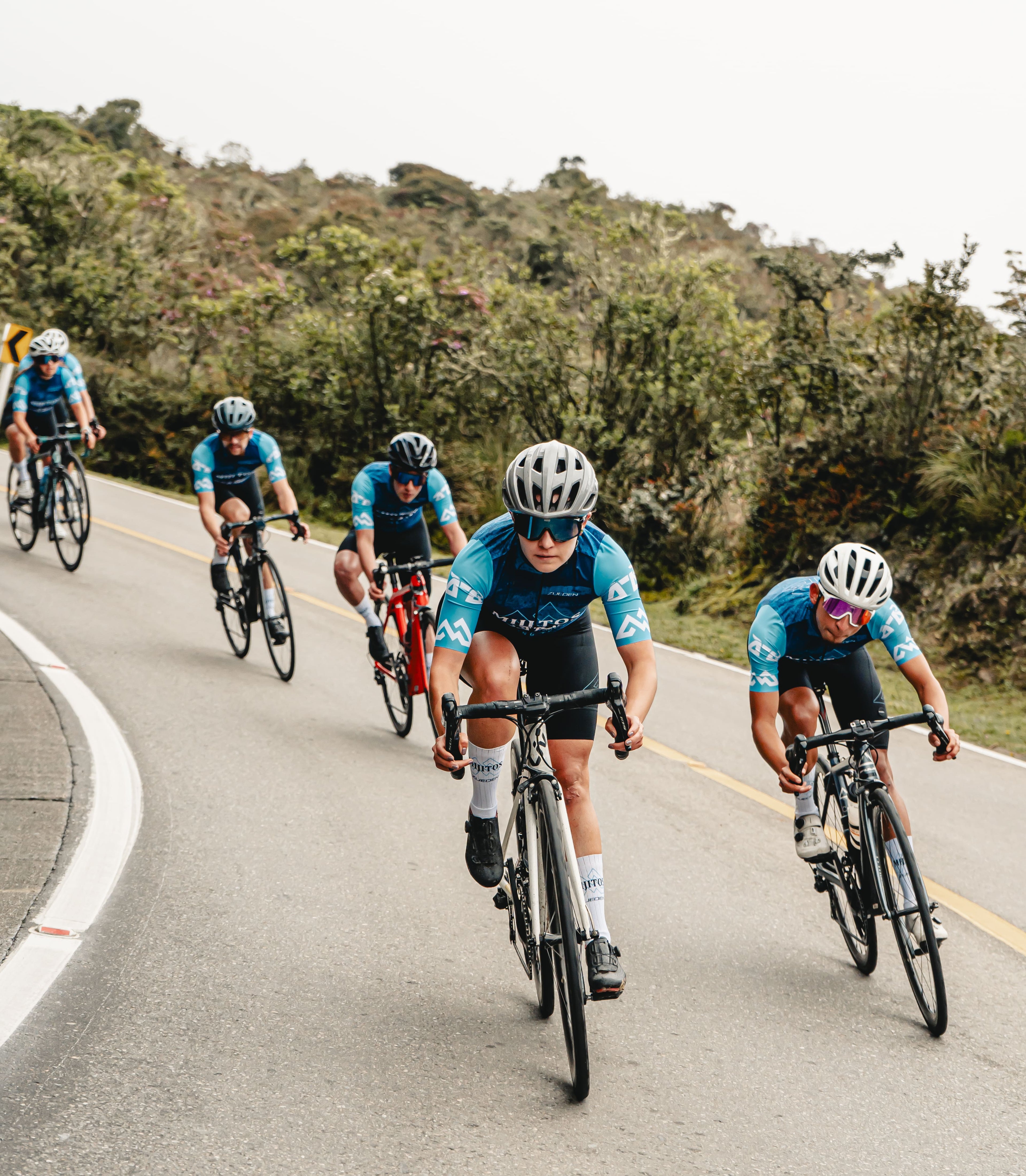Equipo de ciclismo mijitos team bajando un puerto de montaña