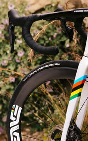 llanta continental 5000s tr en la bicicleta de tadej pogacar