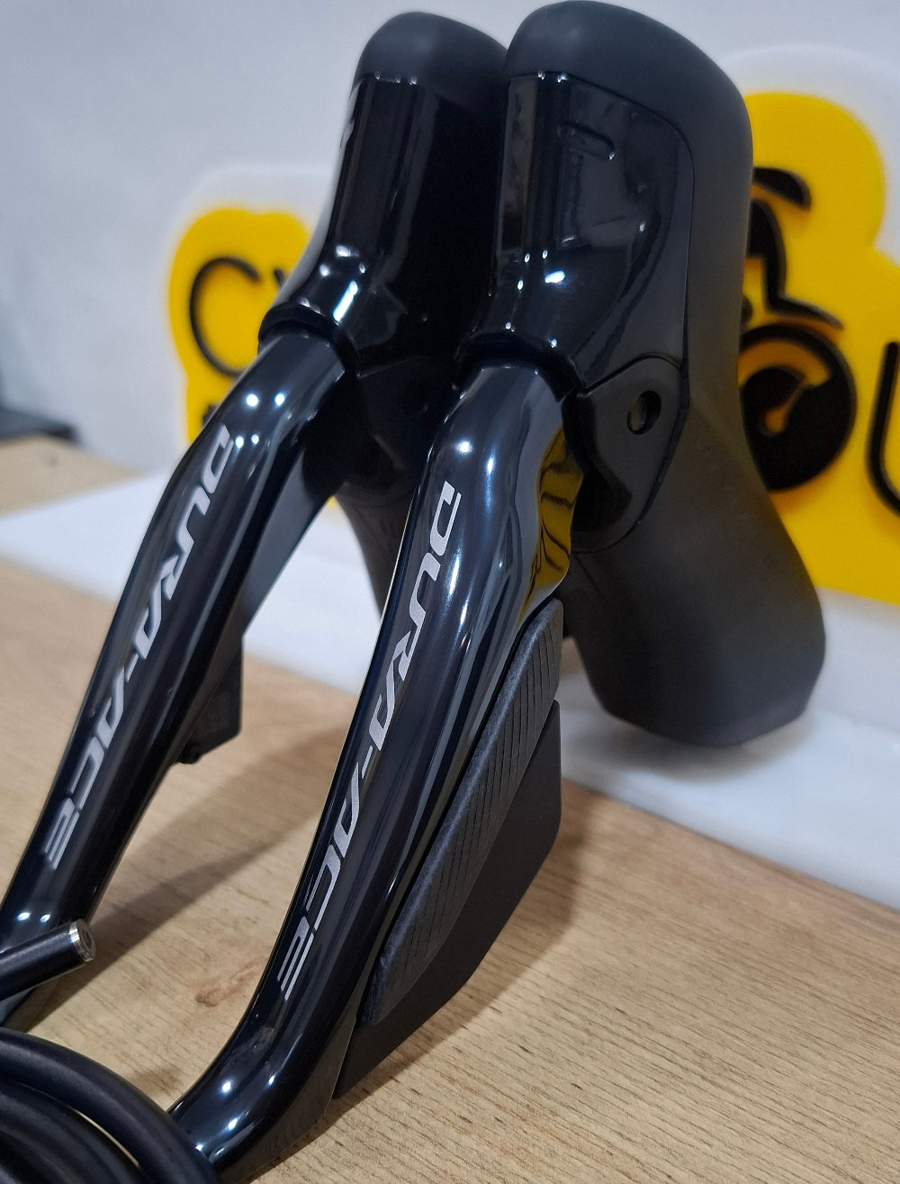 Manetas ergopower marca shimano referencia dura ace r9270 electrónicas di2 hidráulicas con mordazas de 12 velocidades