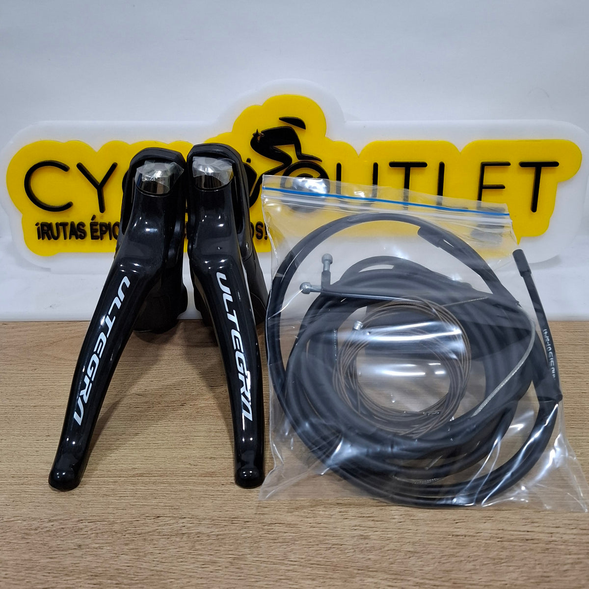 Manetas ergopower marca shimano referencia ultegra r8000 con cableas y fundas de frenos y cambios
