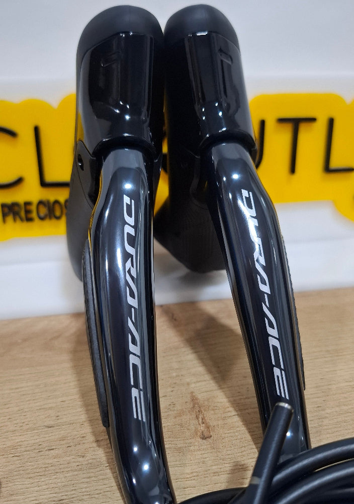Vista frontal de una manetas Shimano Dura ace r9270 electrónicas para freno de disco