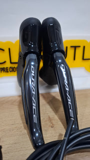 Vista frontal de una manetas Shimano Dura ace r9270 electrónicas para freno de disco