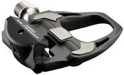 Detalle del pedal derecho para bicicleta shimano ultegra r8000