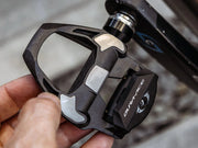 Detalle de pedal izquierdo shimano Dura ace R9100 montado en una bicicleta