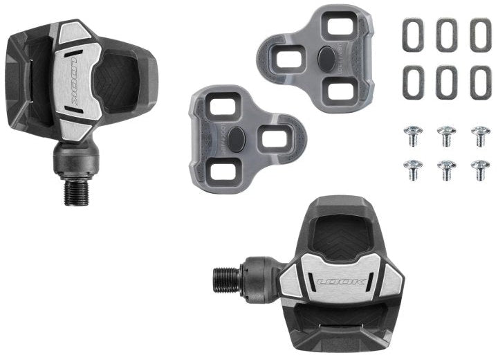 Detalle de los pedales para bicicleta look keo blade carbon con sus calas y tornillos en bogota Colombia 