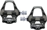 Detalle de los pedales Shimano ultegra R8000 en carbono