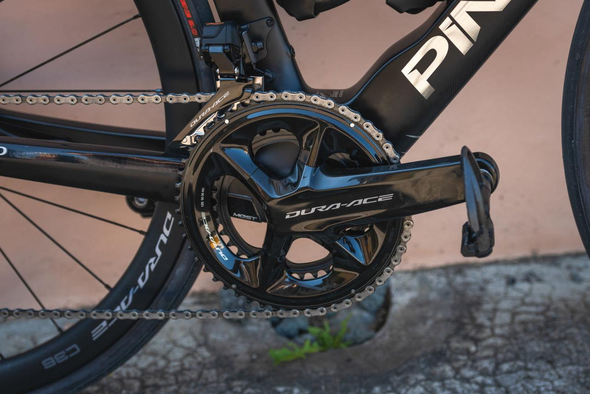 detalle de grupo shimano dura ace r9270 instalado en una bicicleta pinarello dogma f